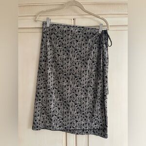 DKNY Wrap Skirt Size M Black and Cream Swirl Retro 90’s Y2K Workwear Office